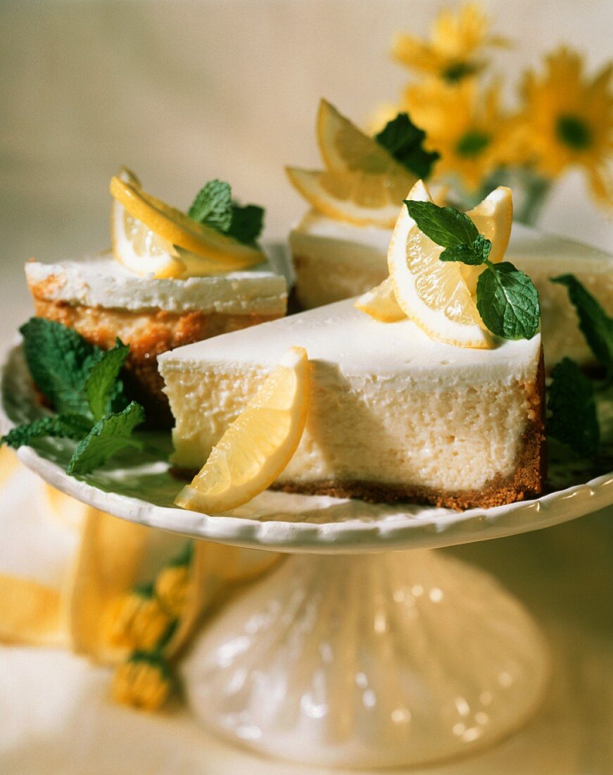Zitronen-Käse-Kuchen, mehrere Stücke auf Kuchenplatte