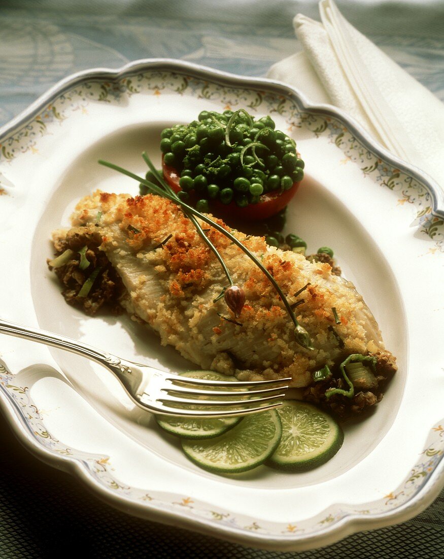 Geschmorte gefüllte Forelle mit Kräuterkruste, Tomate, Erbsen