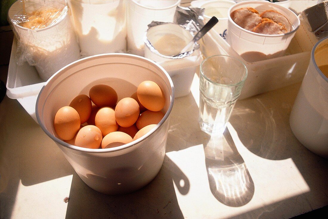 Braune Eier in einem Plastikeimer auf dem Küchentisch