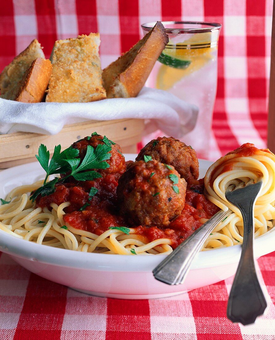 Spaghetti mit Fleischklösschen & Tomatensauce