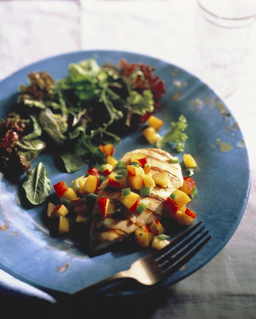 Gegrillte Hähnchenbrust mit Nektarinen-Salsa und Blattsalat