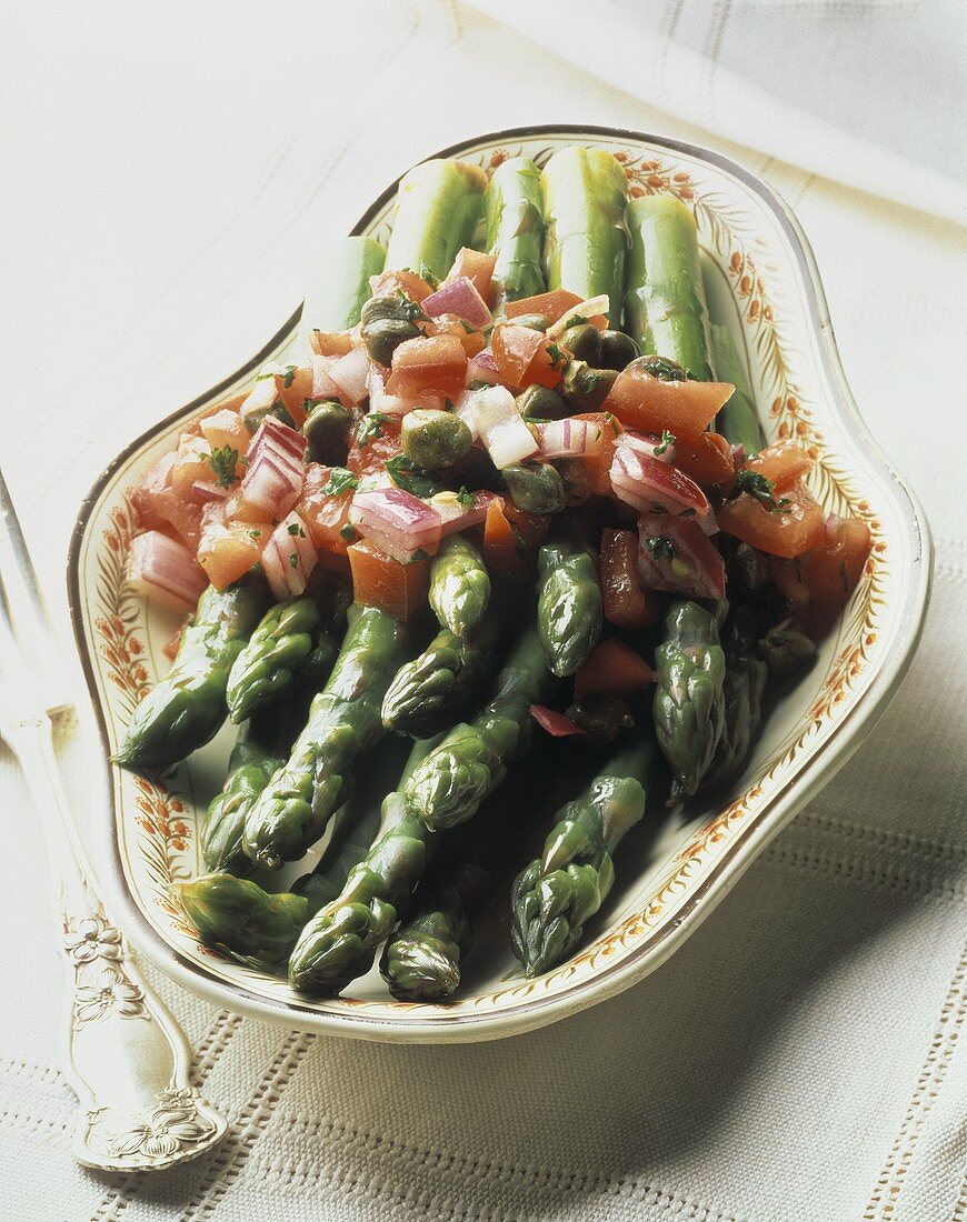 Grüner Spargel mit Salsa auf einer Platte