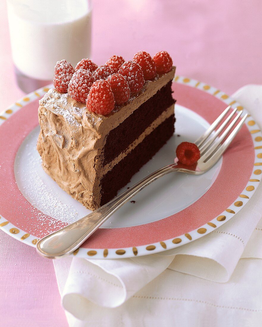 Ein Stück Schokoladentorte mit Himbeeren