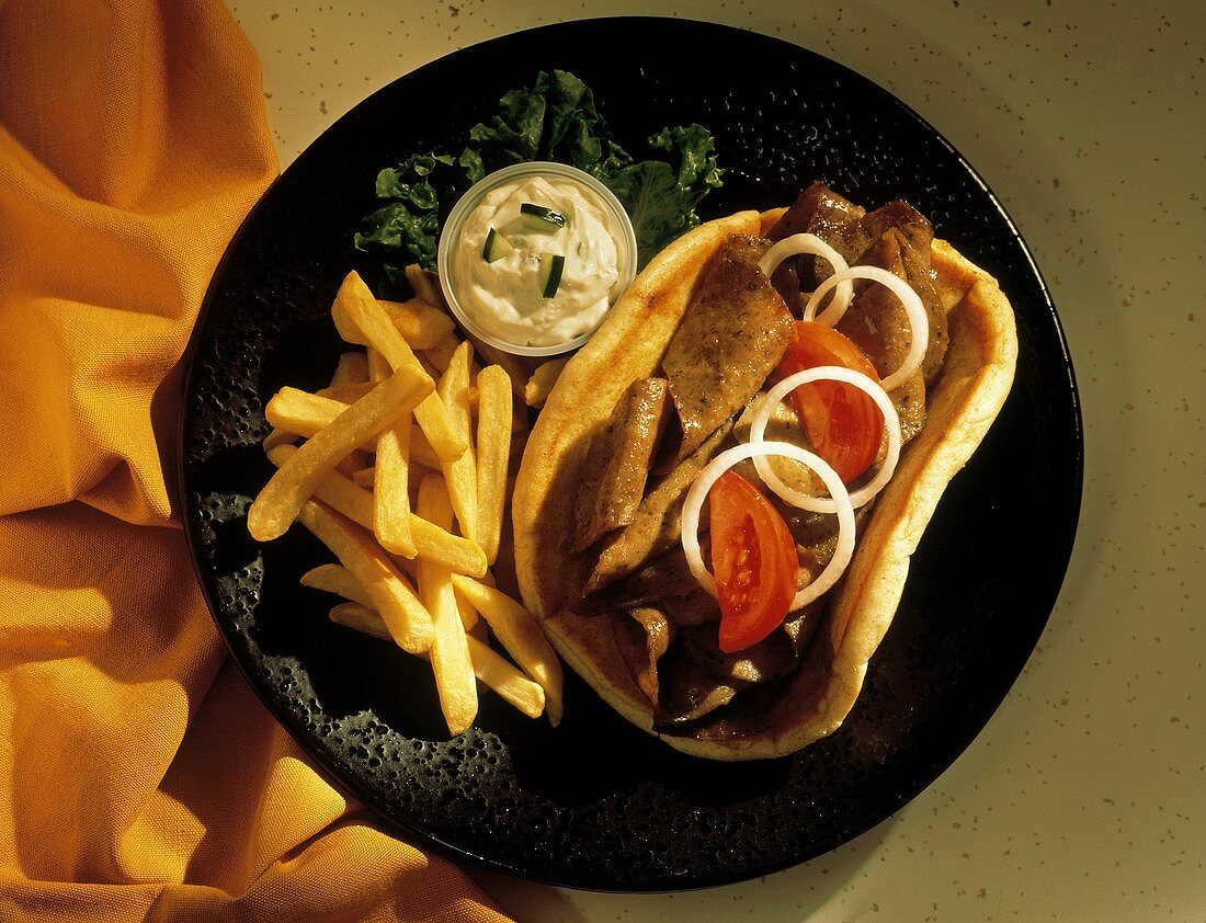 Fladenbrot mit Rindfleisch gefüllt, Pommes frites & Dip