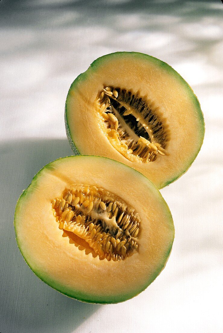 Cantaloupemelone, in zwei Hälften geschnitten