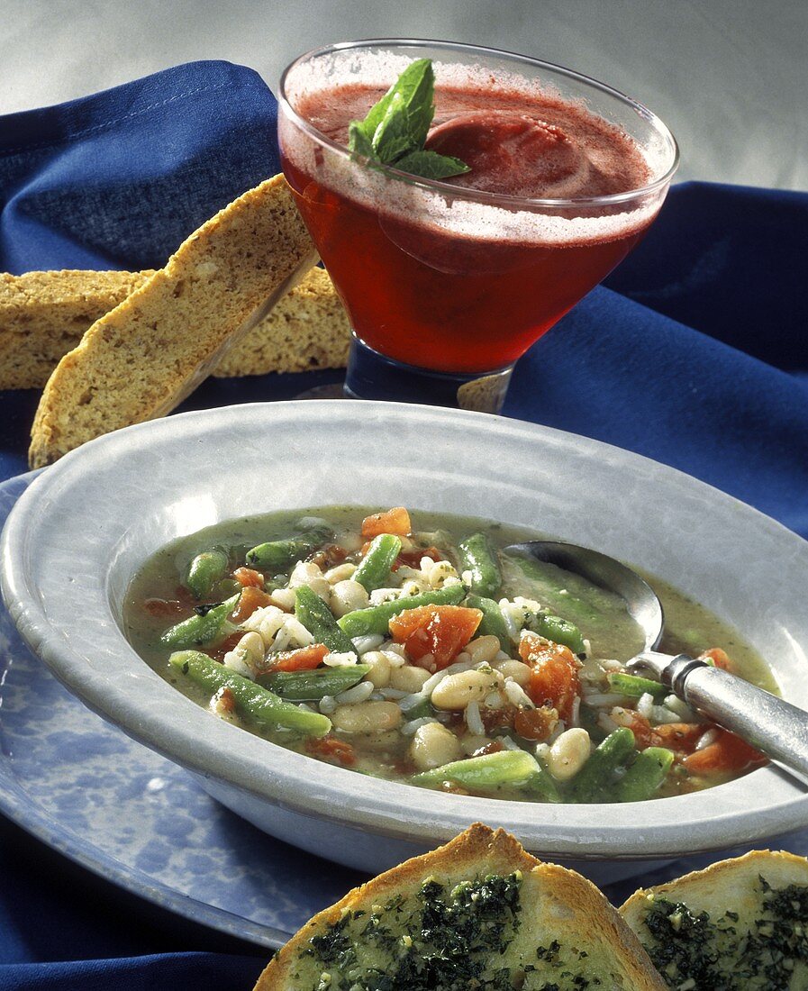 Bohnensuppe mit Tomaten; Brot und fruchtiges Eisgetränk