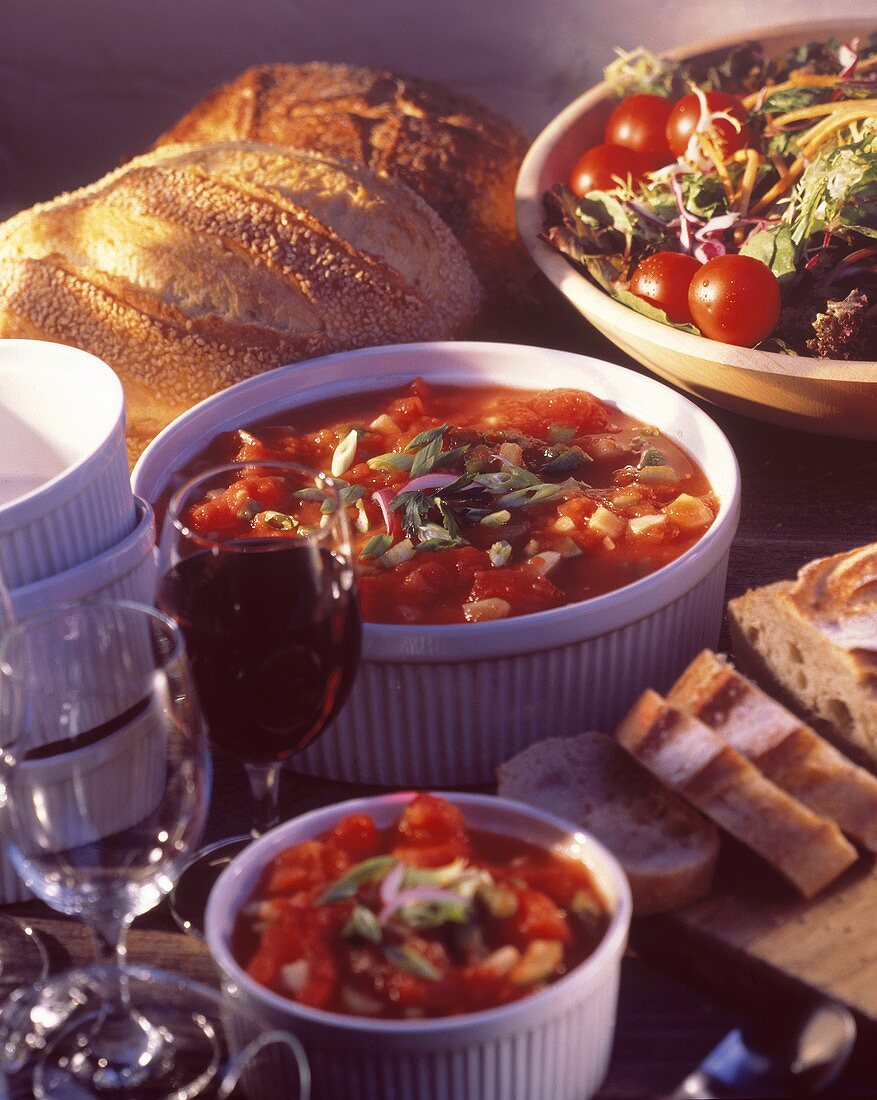 Gazpacho in Schalen mit Wein und Brot