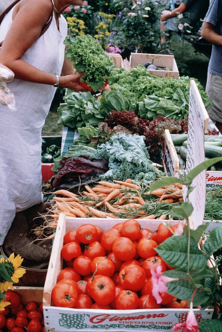 Verkaufstand mit frischem Gemüse auf dem Markt