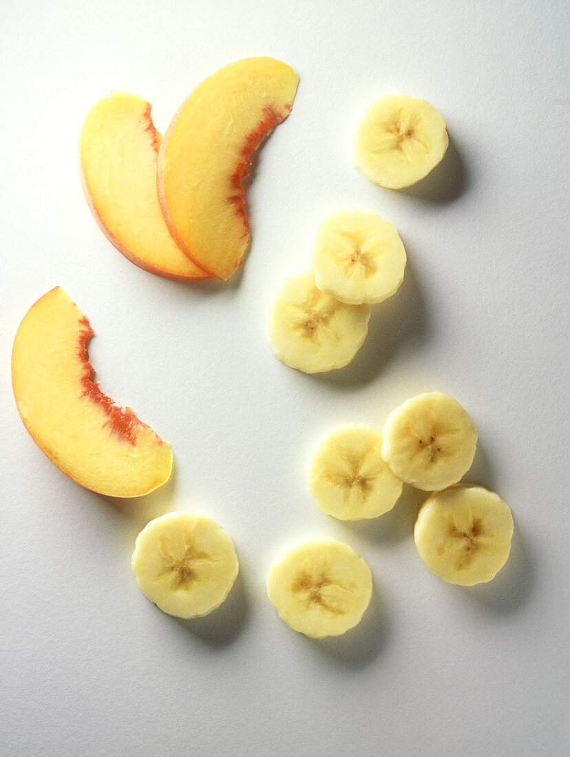 Bananenscheiben und Pfirsichscheiben