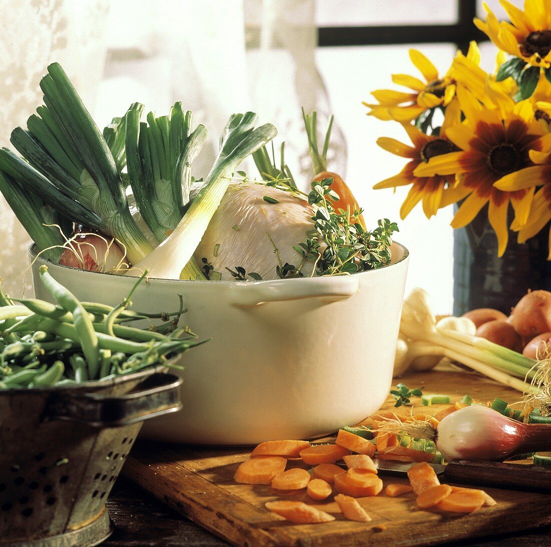 Puter mit Gemüse & Kräutern im Topf auf Küchentisch