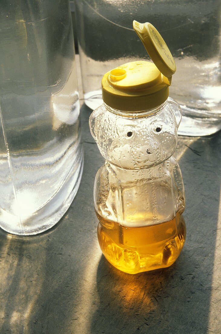 Honig in einer Honigbär-Flasche