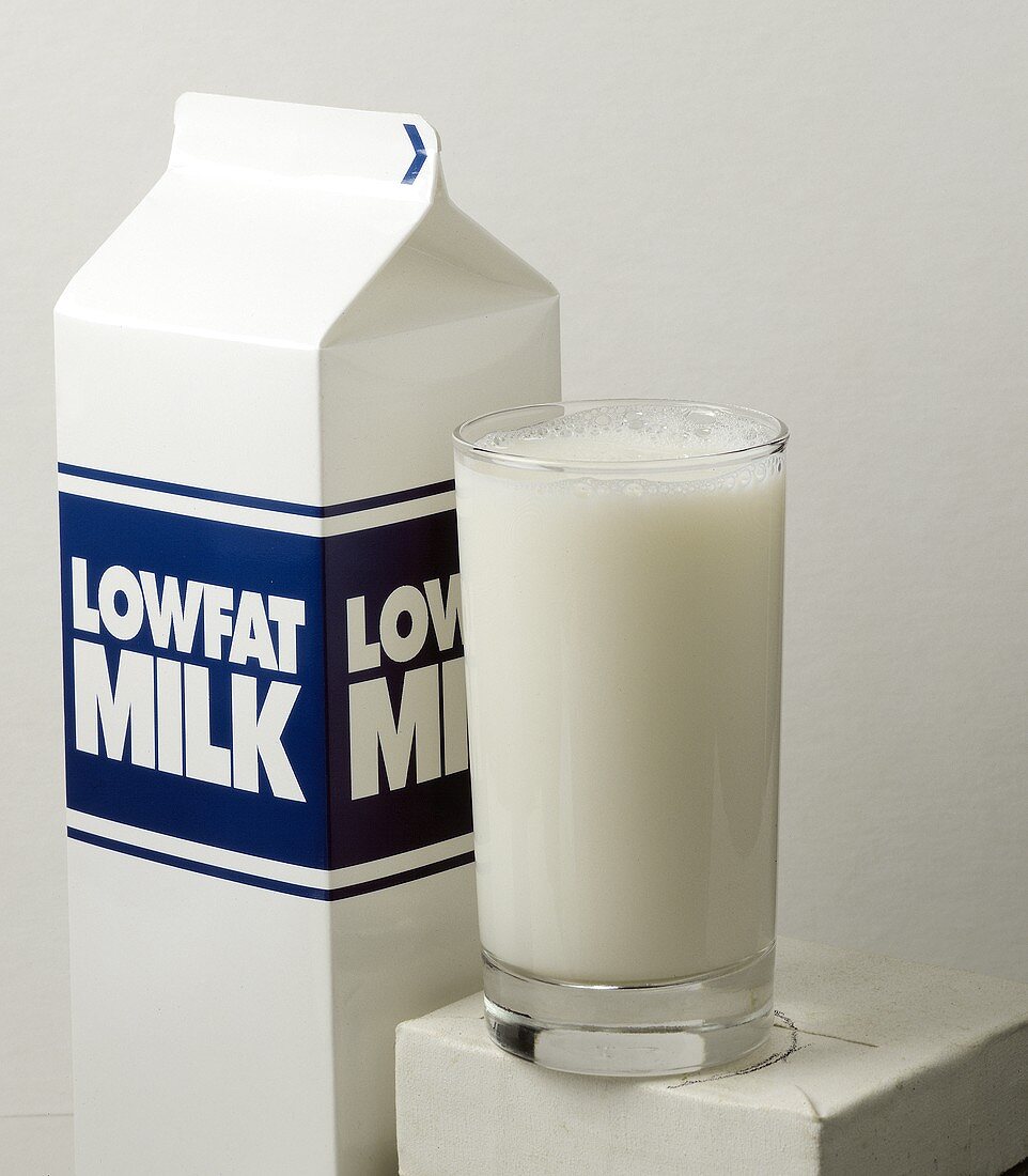 Fettarme Milch in Glas und Tetrapack