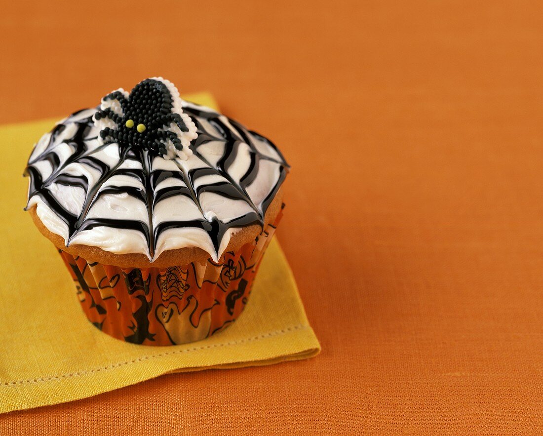 Cupcake mit Spinnennetzglasur zu Halloween
