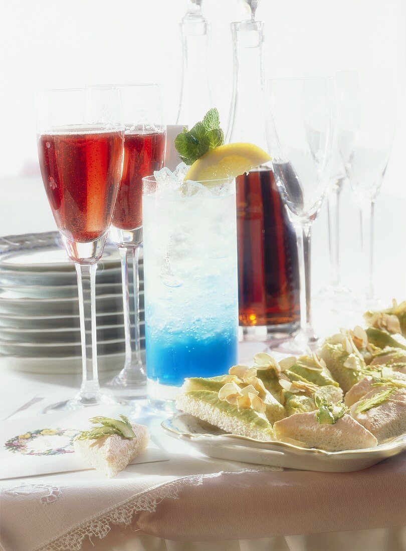 Welcoming drink with cocktail snacks