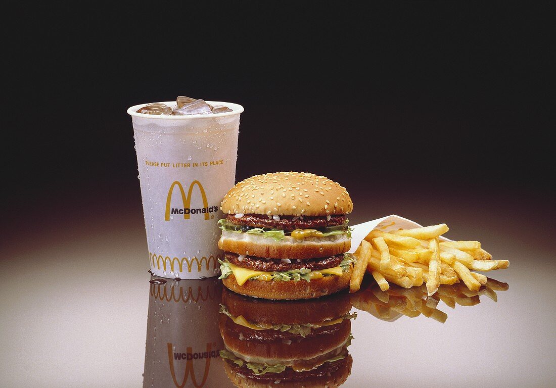 Doppelcheeseburger (McDonalds) mit Cola und Pommes frites