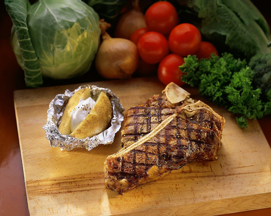 Gegrilltes T-Bone-Steak & eine Folienkartoffel mit Dip