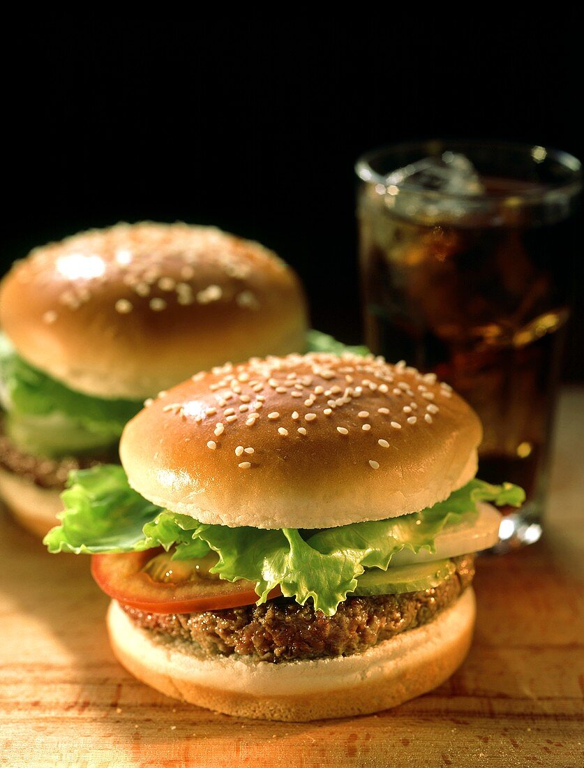 Zwei Hamburger und ein Glas Cola