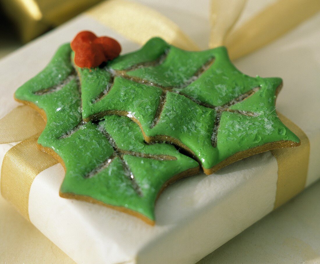 Zwei Weihnachtsbaum-Plätzchen als Geschenkverzierung