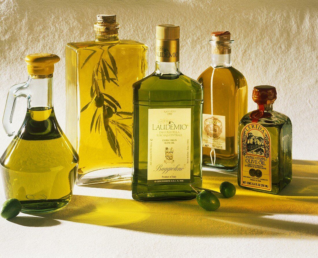 Fünf verschiedene Flaschen Olivenöl u.a. aus Spanien, Italien