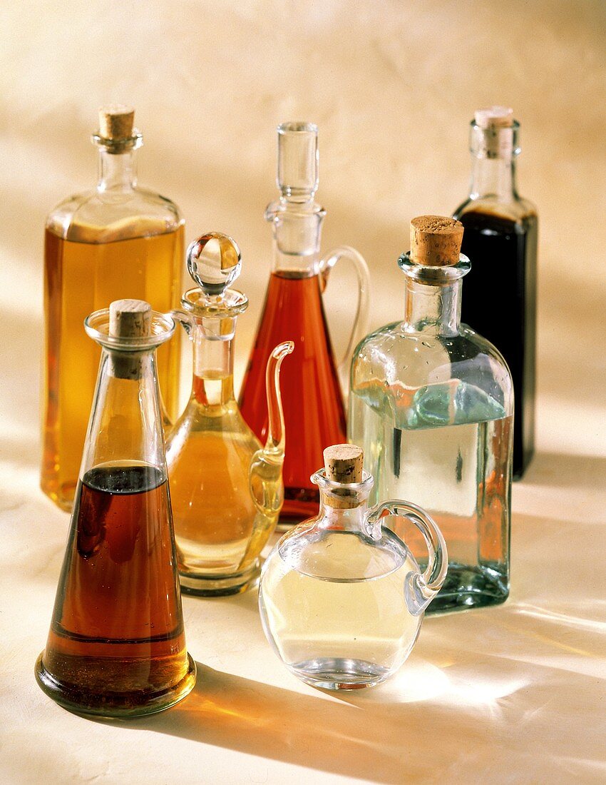 Verschiedene Flaschen mit Öl- & Essigsorten