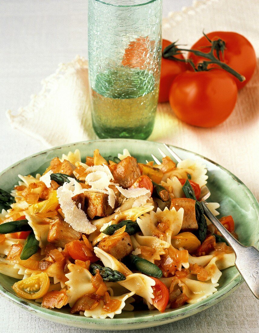 Farfalle mit Hähnchenbrust, Tomaten, Spargel & Parmesan