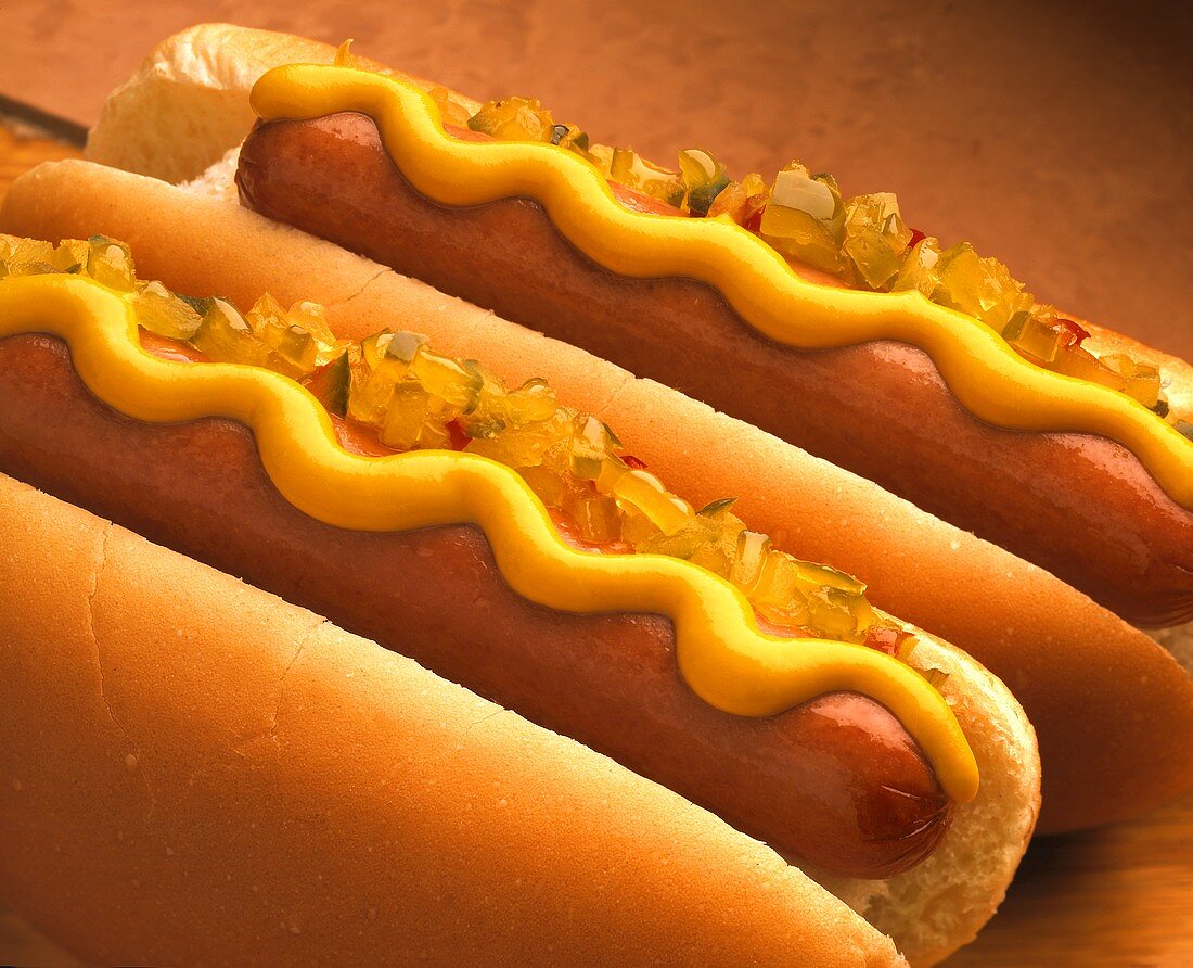 Zwei Hot Dogs mit Senf & Relish (Ausschnitt)