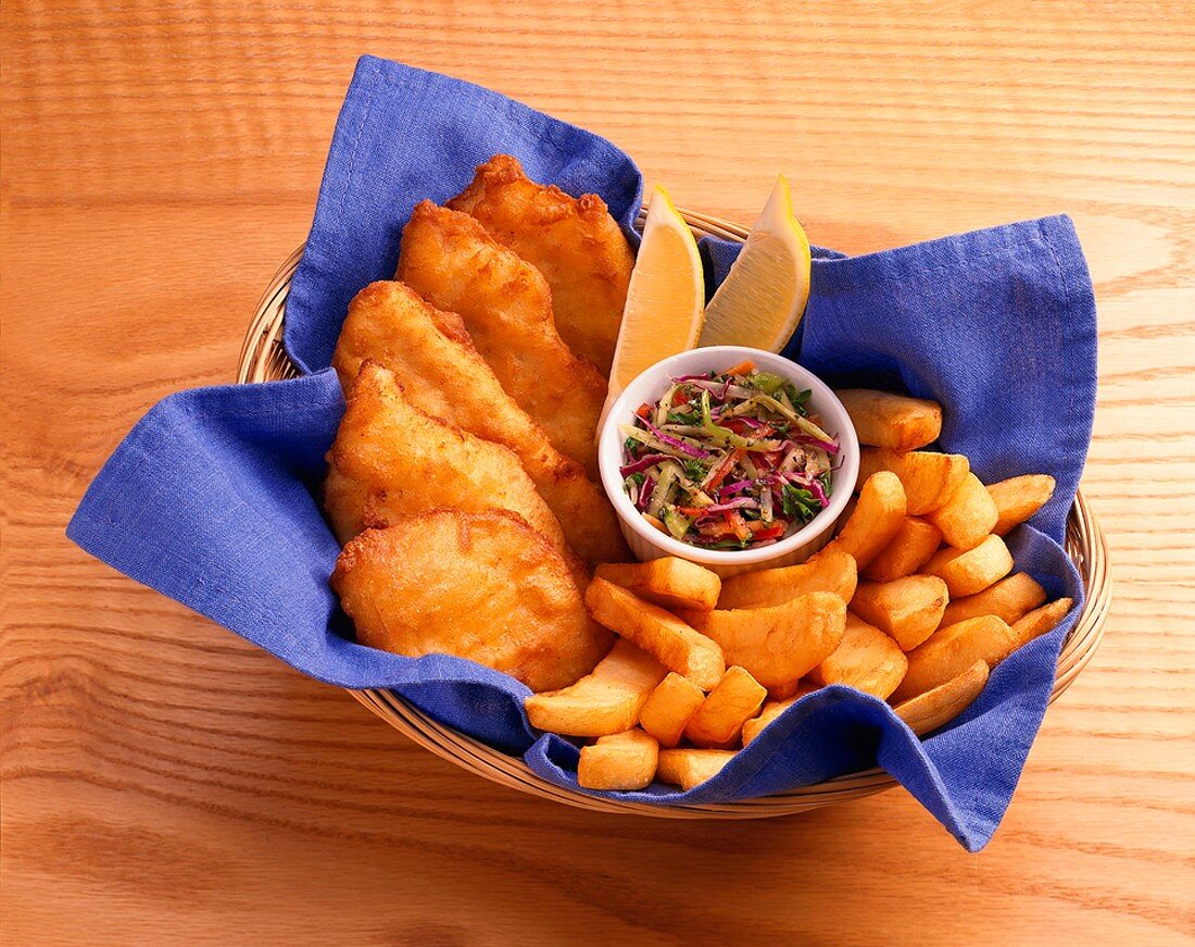 Fish & Chips im Körbchen mit Coleslaw (Kohlsalat)