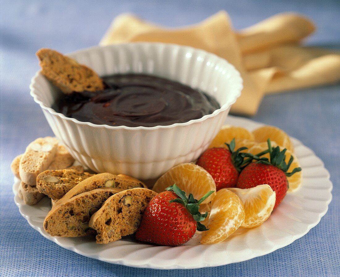 Fonduta di cioccolato (Chocolate fondue with biscotti and fruit)