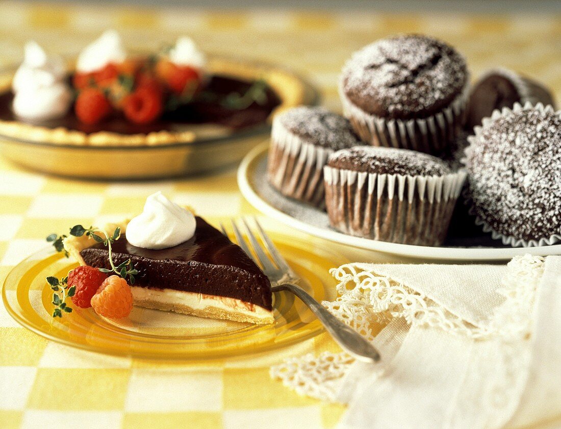 Ein Stück Schokolade-Sahne-Torte & kleine Schokoladentörtchen