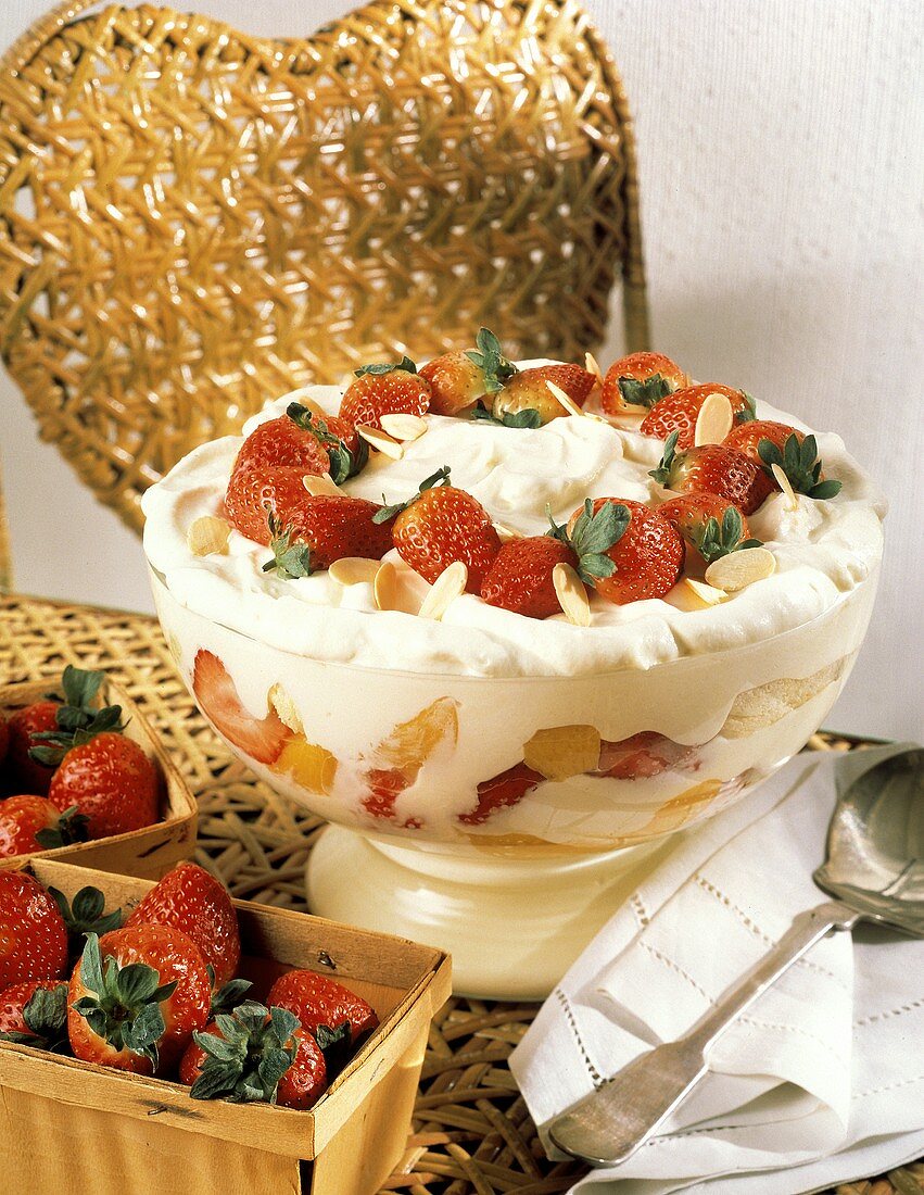 Trifle mit frischen Erdbeeren, Sahne & Mandelblättchen