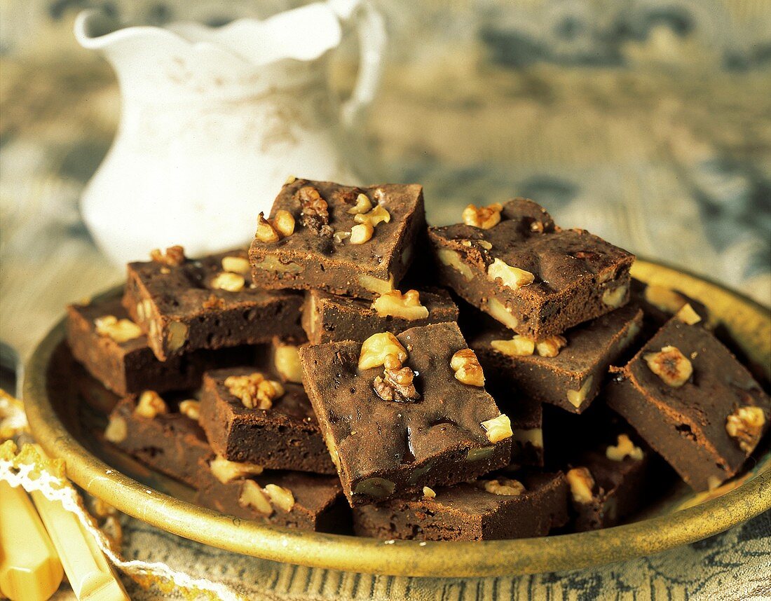 Brownies (Schokoladenkuchenquadrate) mit Walnüssen auf Teller