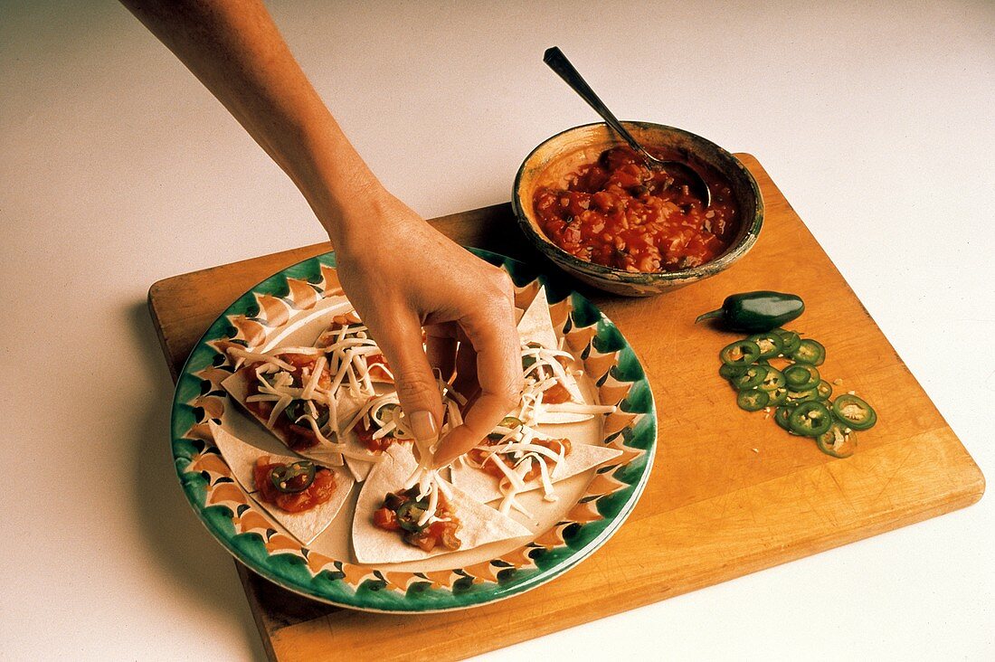 Tortilla Snacks (belegte Nachos) zubereiten