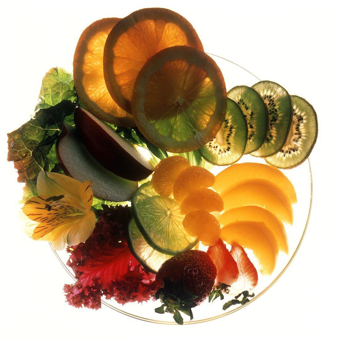 Frische Früchte, in Scheiben geschnitten, auf Glasteller