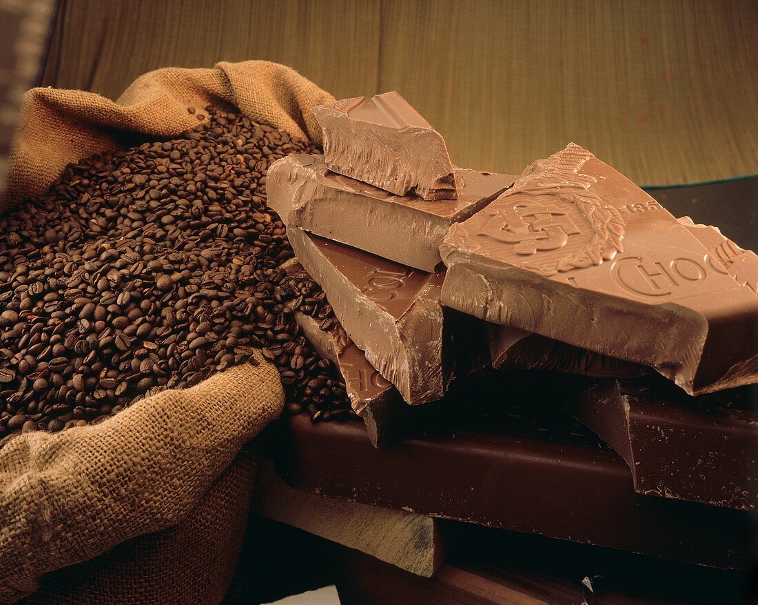 Kafeebohnen im Sack und Schokoladenstücke