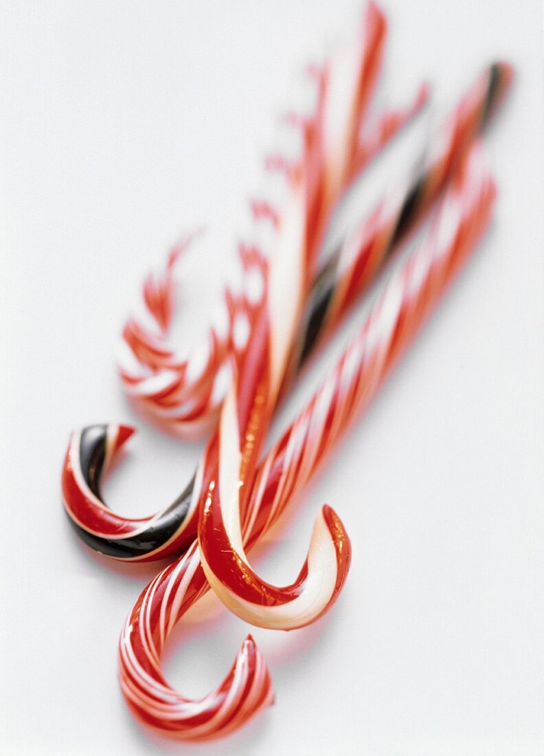 Mehrere verschiedene bunte Zuckerstangen