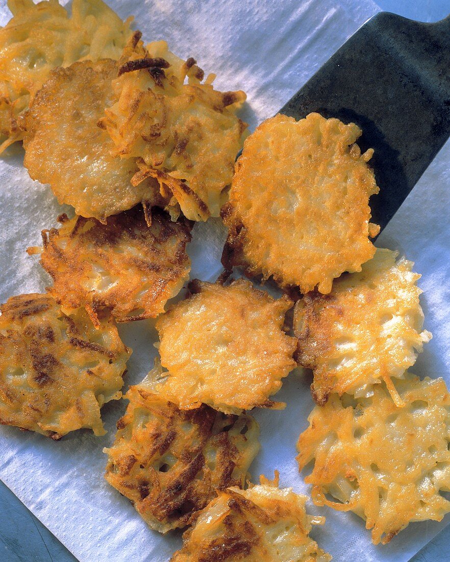 Mehrere kleine Kartoffelpuffer (Latkas)