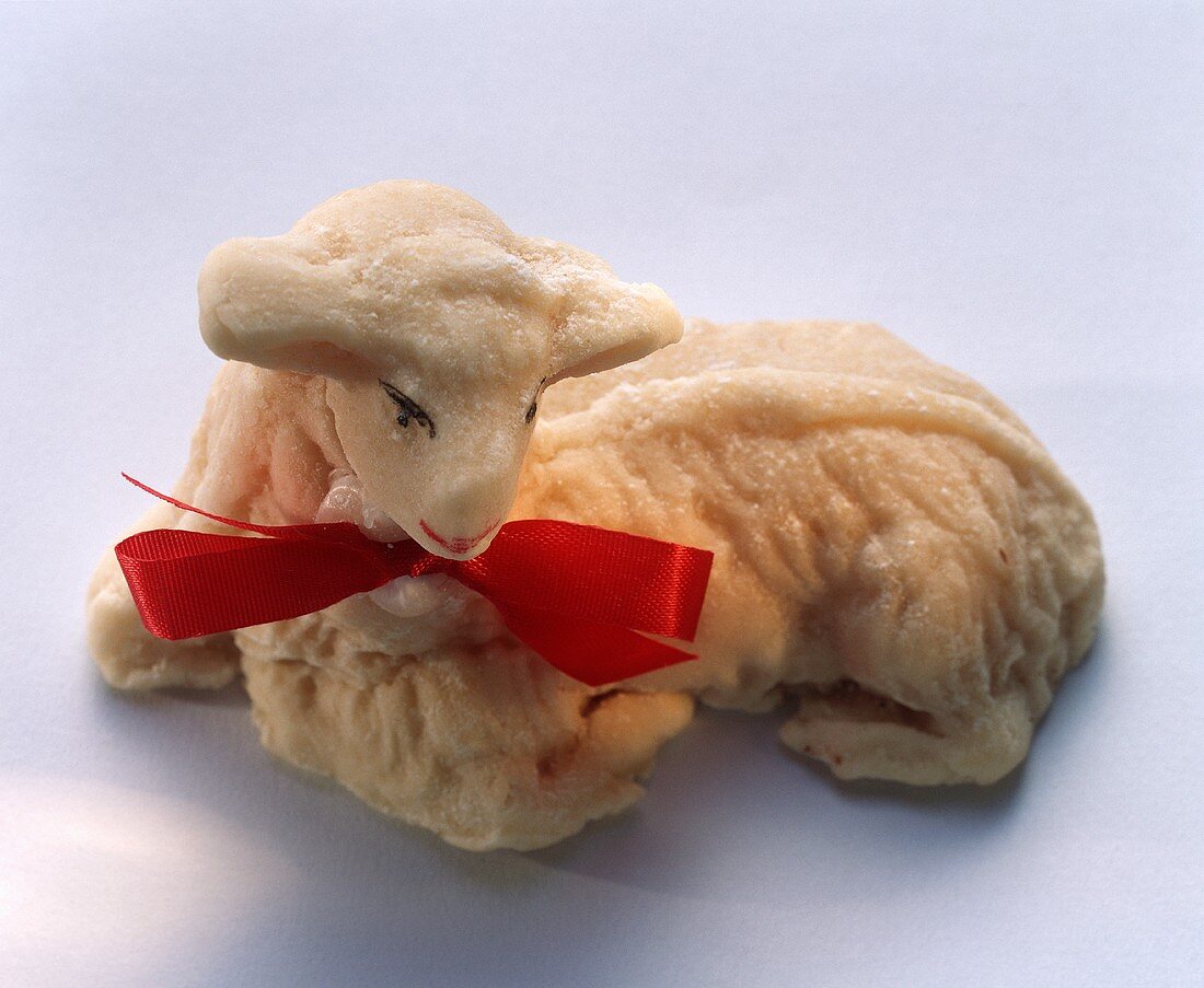 Marzipan-Osterlamm mit roter Schleife
