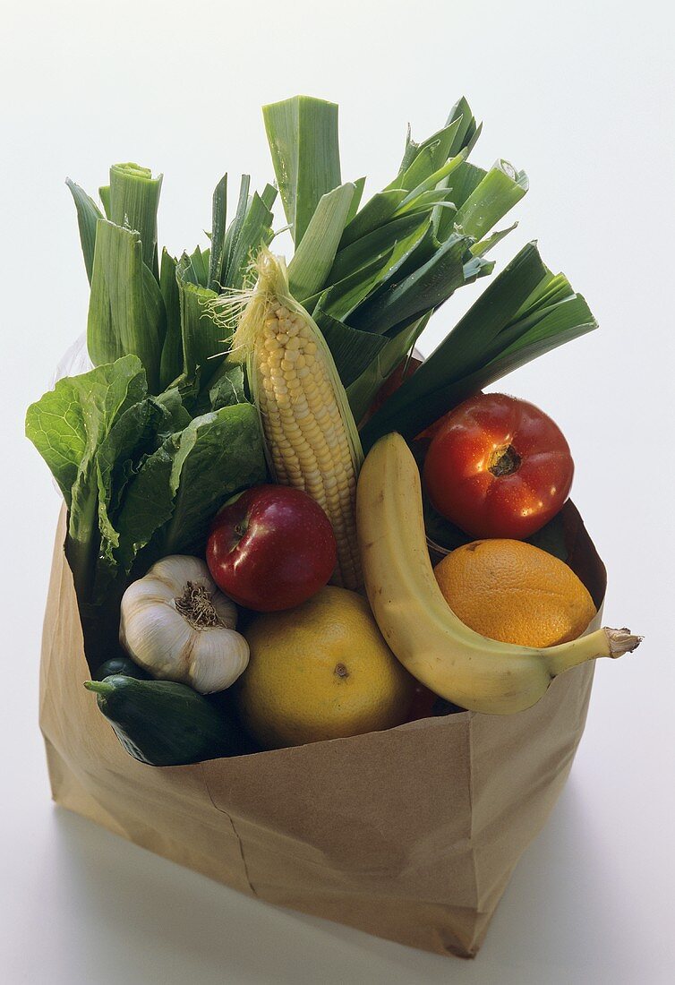 Frisches Gemüse und Obst in brauner Einkaufstüte
