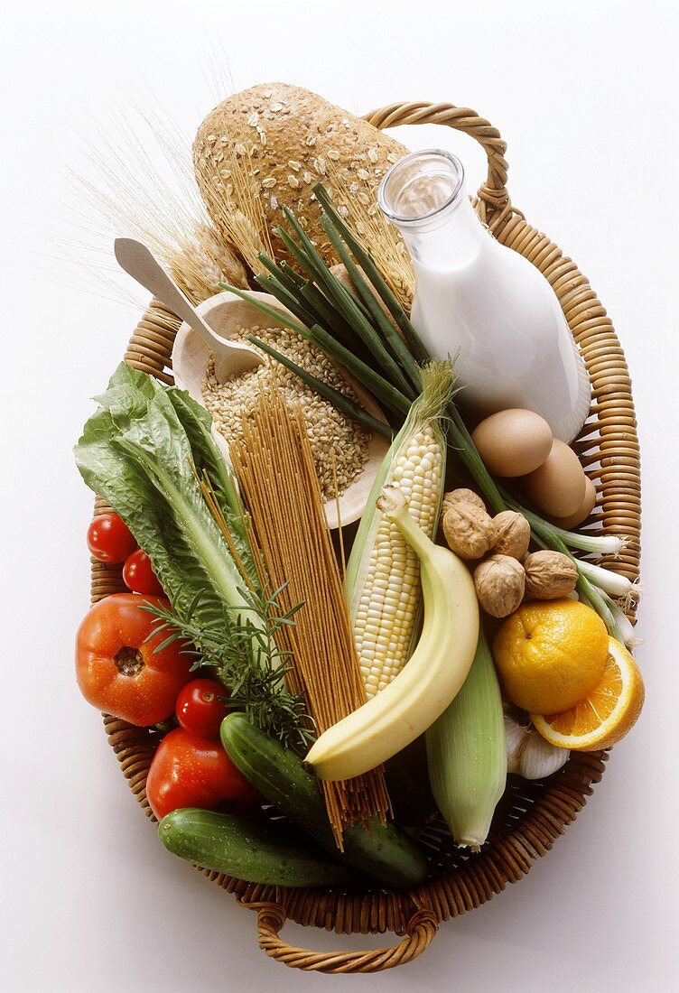 Frisches Gemüse, Obst, Nüsse und Lebensmittel im Korb