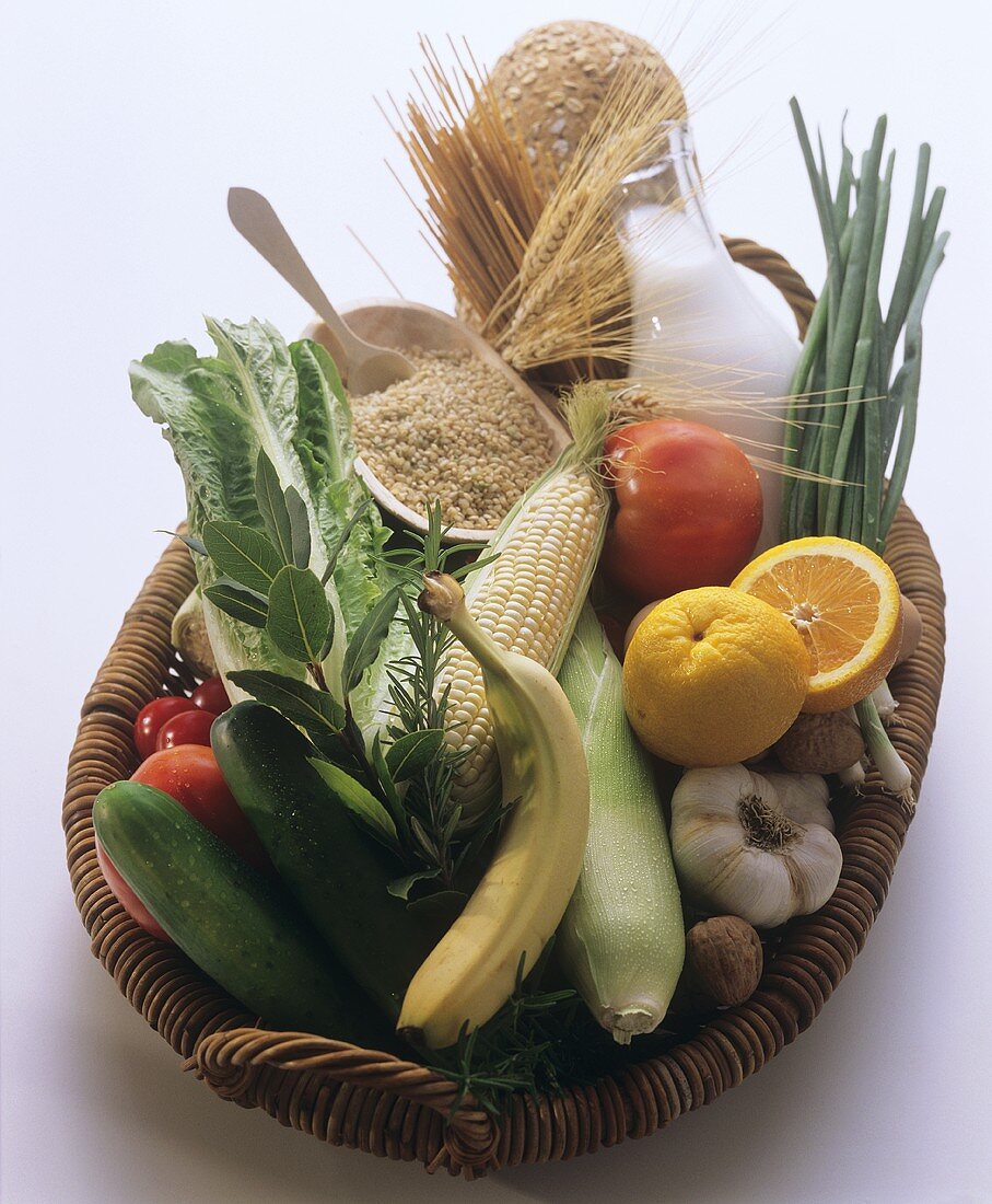Gemüse, Kräuter, Getreide, Obst und Lebensmittel im Korb