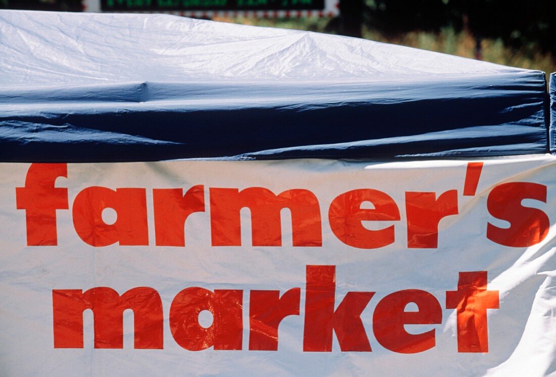 Schild mit Aufschrift farmers market (Bauernmarkt)
