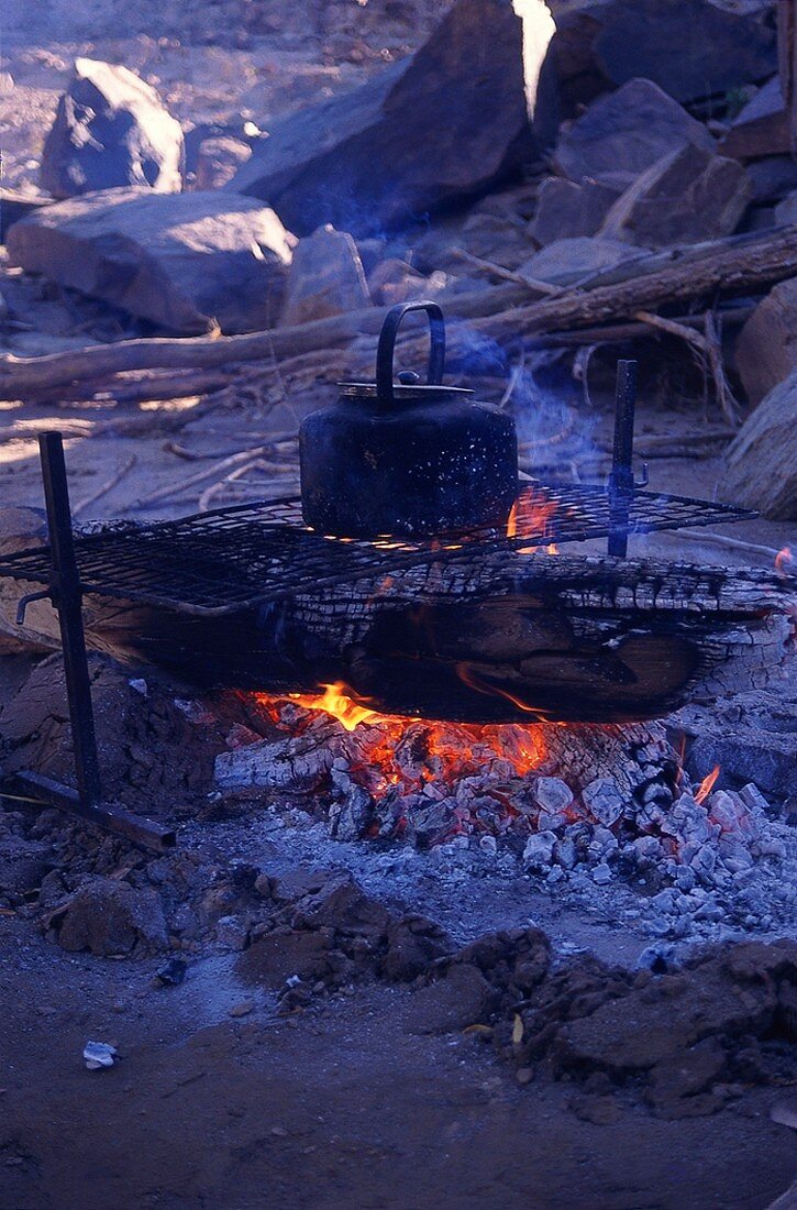 Wasserkessel auf dem Feuer beim Camping