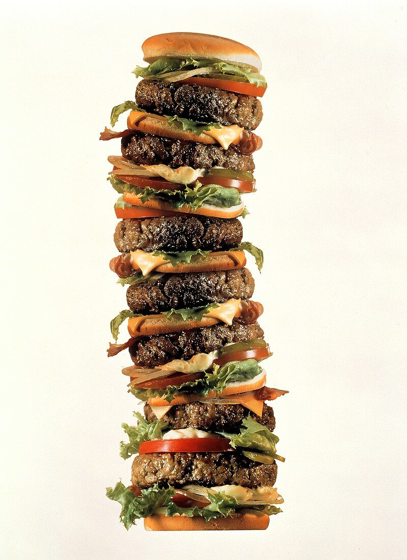 Viele Cheeseburger, zu einem Turm gestapelt