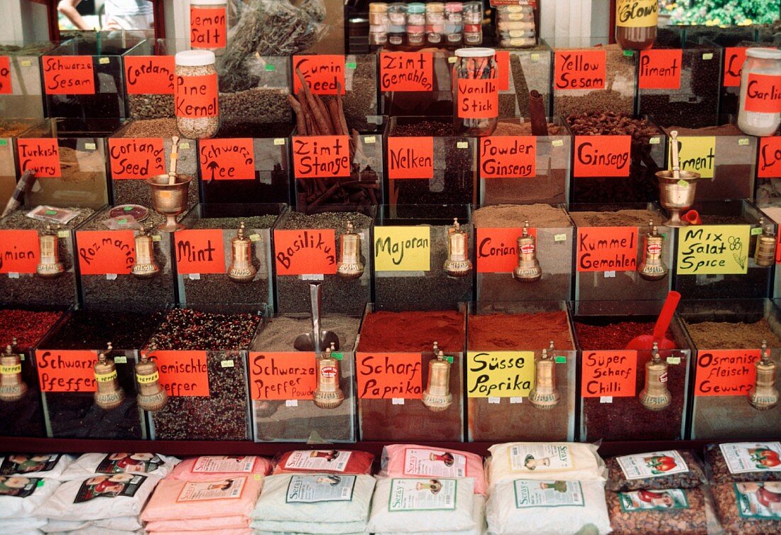 Verschiedene Gewürze auf einem türkischem Markt