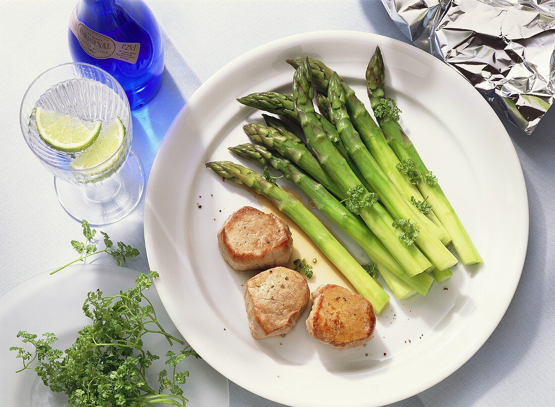 Pork fillet with green asparagus