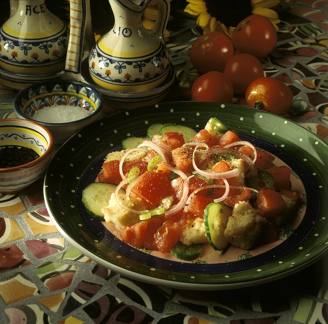 Panzanella (Brotsalat mit Tomaten, Gurken & Zwiebelringen)