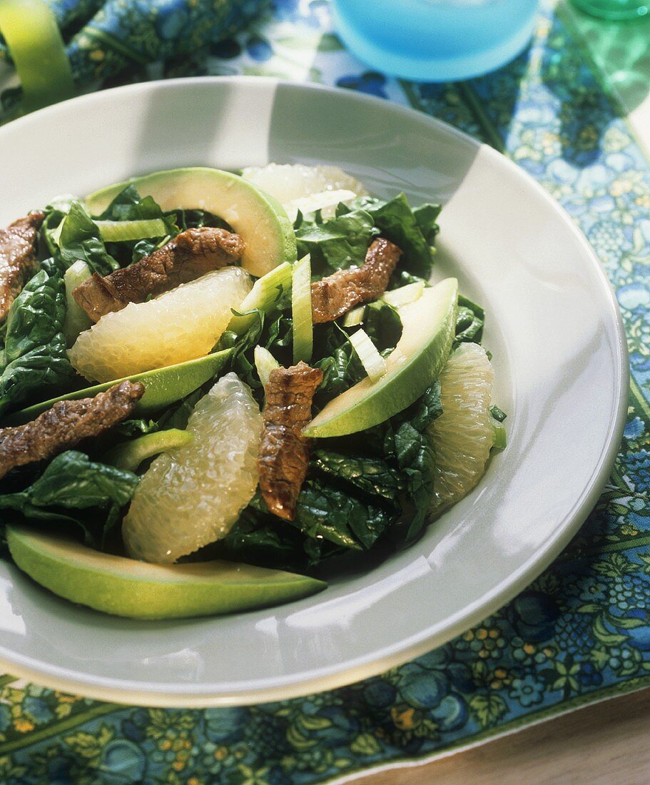 Spinatsalat mit Lamm, Avocado und Grapefruit