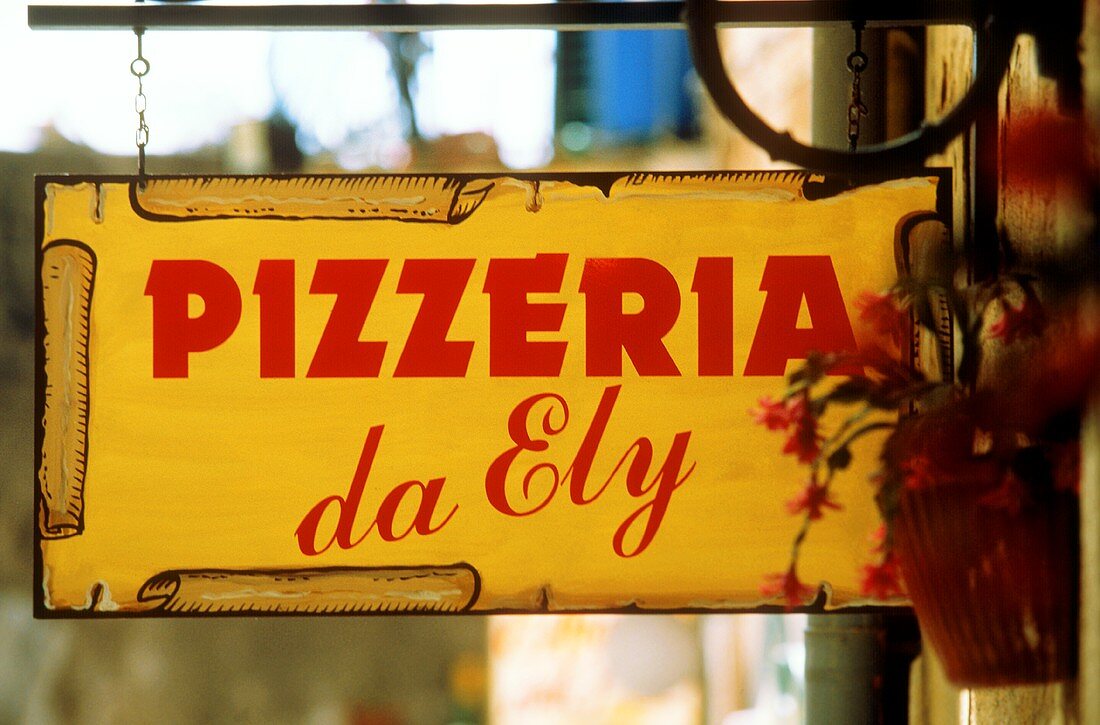 Schild der Pizzeria da Ely an der Hauswand hängend (aussen)