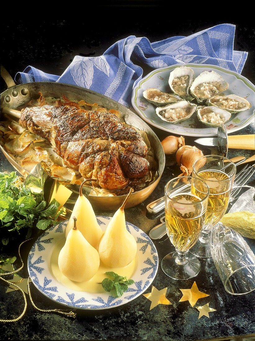 Festliches Menü mit Austern, Lammbraten und pochierten Birnen