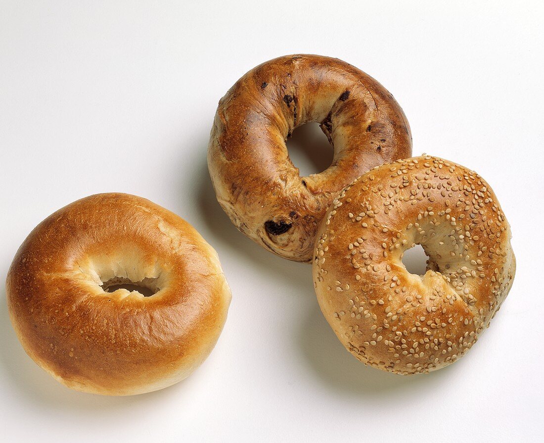 Drei verschiedene Bagels auf weißem Untergrund